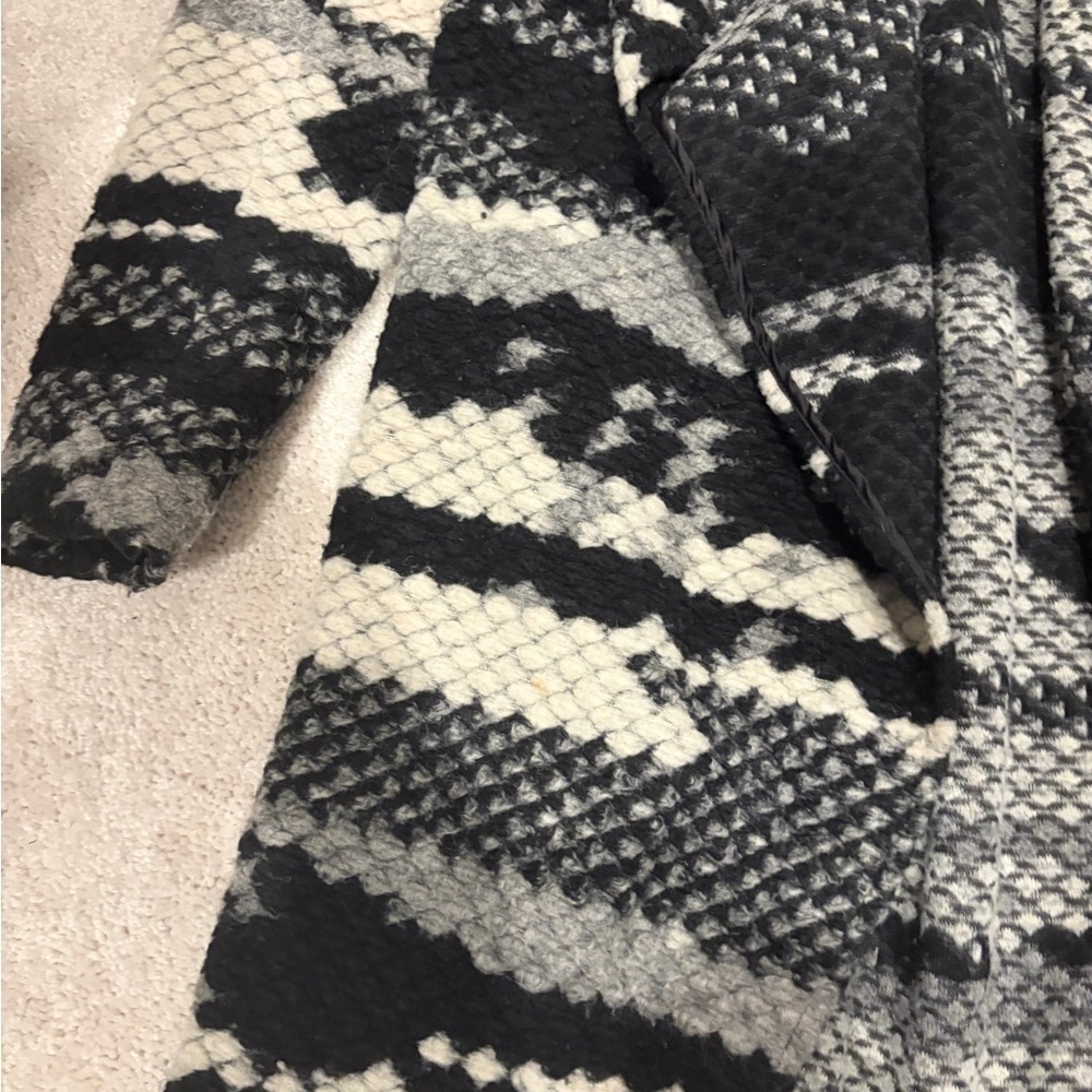 Black And Gray Patterned Jacket - image 2